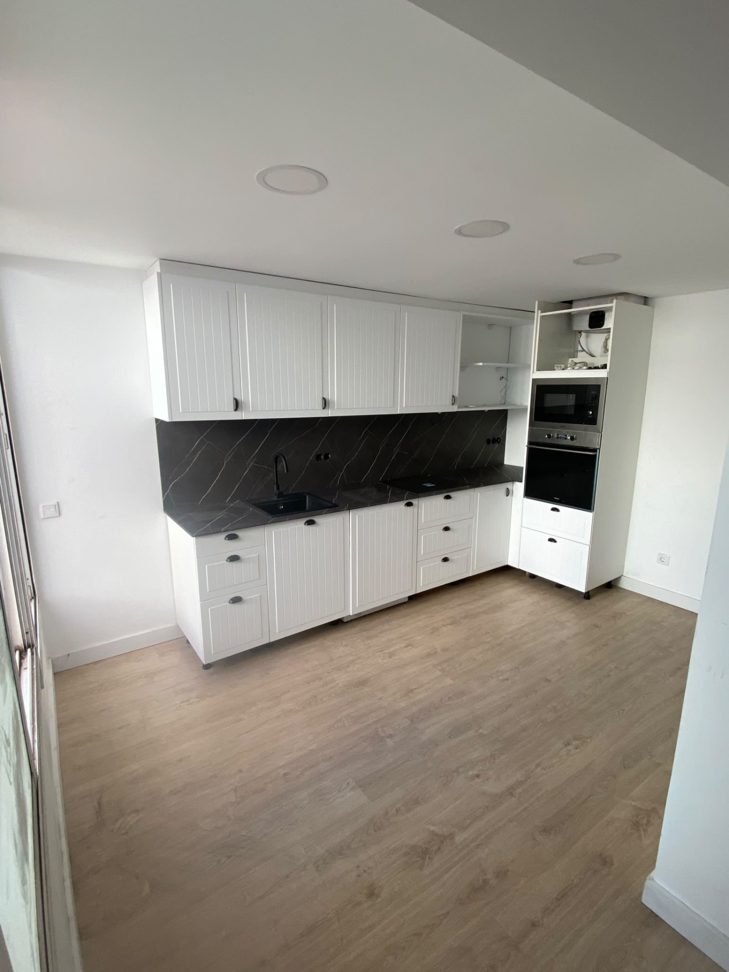 Cocina lineal blanca y negra